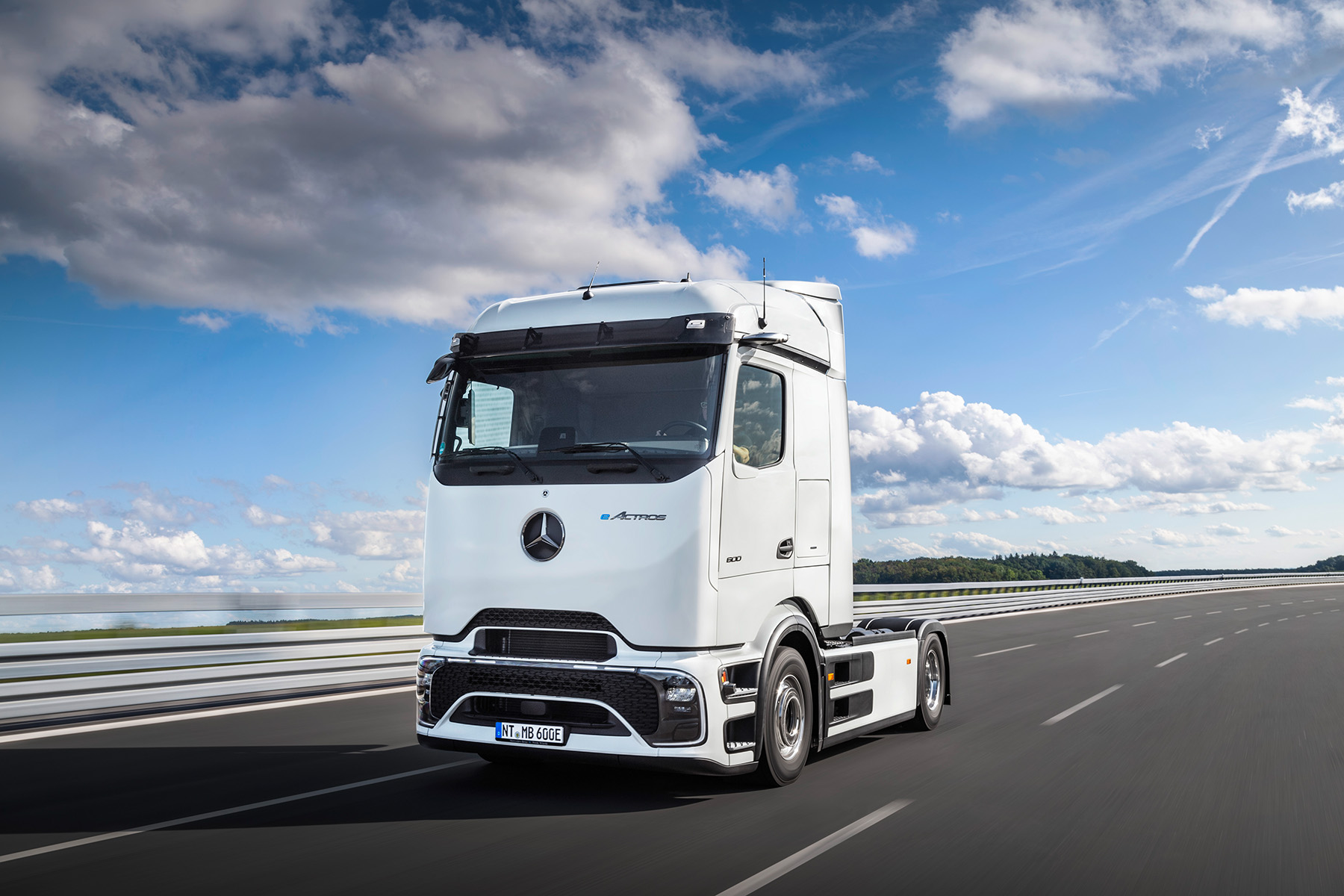 World premiere: Clear the stage for the Mercedes-Benz eActros 600 ...