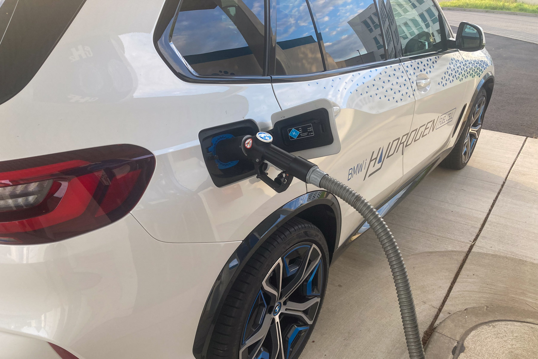 BMW and Toyota Strengthen Partnership on Fuel Cell Cars and Infrastructure Development