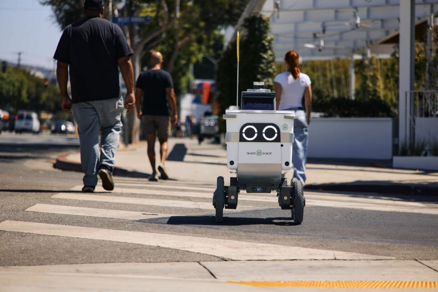 Delivery Robot Brings Orders To The Door Via Uber Eats - Electrive.com